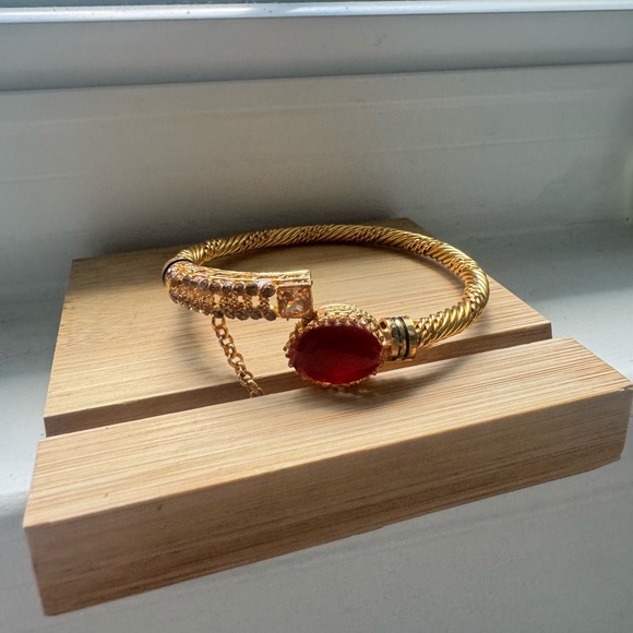 Jewelry - Elegant Gold and Red Women's Bracelet